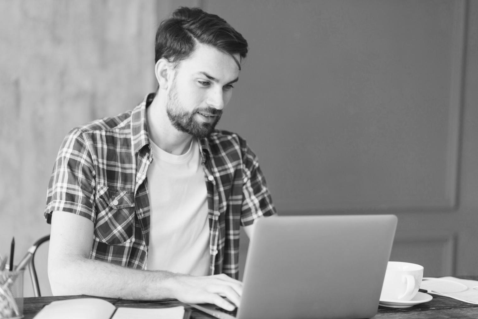 Sesión de desarrollo mobile mostrando código y arquitectura de aplicaciones